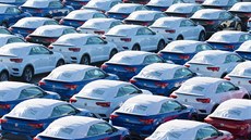 Nové automobily zaparkované u továrny Volkswagen v německém Osnabruecku. (17.... Nové automobily zaparkované u továrny Volkswagen v německém Osnabruecku. (17....