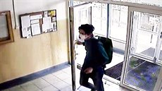 Muž osahával jedenáctiletou dívku ve výtahu, pátrá po něm policie Muž osahával jedenáctiletou dívku ve výtahu, pátrá po něm policie