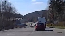 Řidič předvedl zběsilou jízdu kolem silničního ostrůvku Řidič předvedl zběsilou jízdu kolem silničního ostrůvku
