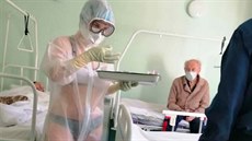 Ruská zdravotní sestra z nemocnice ve městě Tula se o pacienty nakažené... Ruská zdravotní sestra z nemocnice ve městě Tula se o pacienty nakažené...