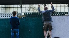 ZA PLOTEM. Fanoušci kvůli koronavirové epidemii stále nemohou na stadiony,... ZA PLOTEM. Fanoušci kvůli koronavirové epidemii stále nemohou na stadiony,...