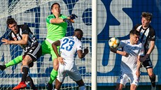 Liberecký brankář Filip Nguyen se snaží v utkání proti Českým Budějovicím... Liberecký brankář Filip Nguyen se snaží v utkání proti Českým Budějovicím...