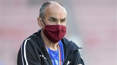 Trenér sparťanských fotbalistů Václav Kotal sleduje utkání s Plzní. Trenér sparťanských fotbalistů Václav Kotal sleduje utkání s Plzní.