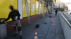 Údržbáři odstranili hnízda jiřiček z budovy vlašimského Albertu. (29. května... Údržbáři odstranili hnízda jiřiček z budovy vlašimského Albertu. (29. května...