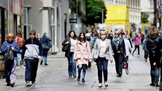 Přestože na ulicích při dodržení dvoumetrové vzdálenosti už nejsou roušky... Přestože na ulicích při dodržení dvoumetrové vzdálenosti už nejsou roušky...