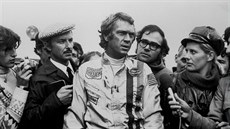 Herec Steve McQueen ve scéně z filmu Le Mans (1971). Herec Steve McQueen ve scéně z filmu Le Mans (1971).