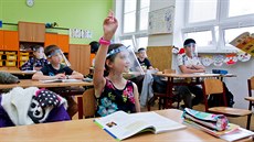 V rámci další vlny rozvolňování se dnes vrací do škol žáci prvního stupně. Pro... V rámci další vlny rozvolňování se dnes vrací do škol žáci prvního stupně. Pro...