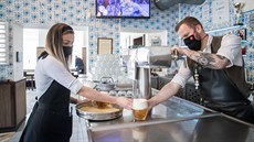Znovuotevřená restaurace Lokál Hamburk na Karlínském náměstí v Praze. (25.... Znovuotevřená restaurace Lokál Hamburk na Karlínském náměstí v Praze. (25....
