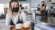 Znovuotevřená restaurace Lokál Hamburk na Karlínském náměstí v Praze. (25.... Znovuotevřená restaurace Lokál Hamburk na Karlínském náměstí v Praze. (25....