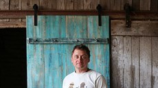 Stačí obyčejná stará prkna z bouračky a truhlář Tomáš Honzárek je umí přeměnit... Stačí obyčejná stará prkna z bouračky a truhlář Tomáš Honzárek je umí přeměnit...