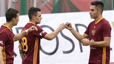 Radost fotbalistů Dukly v zápase s Jihlavou. Daniel Souček (uprostřed) přijímá... Radost fotbalistů Dukly v zápase s Jihlavou. Daniel Souček (uprostřed) přijímá...