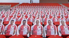 Figuríny slávistických fotbalistů na tribuně stadionu v Edenu. Za 499 korun tam... Figuríny slávistických fotbalistů na tribuně stadionu v Edenu. Za 499 korun tam...