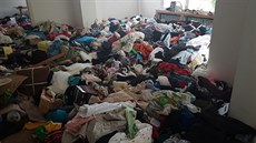 V Kralově vile je obrovské množství vyhozených oděvů. Uvnitř našli také... V Kralově vile je obrovské množství vyhozených oděvů. Uvnitř našli také...