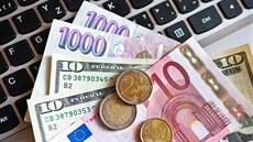 Propad české měny povzbudil stoupence přijetí eura k ofenzivě. Propad české měny povzbudil stoupence přijetí eura k ofenzivě.