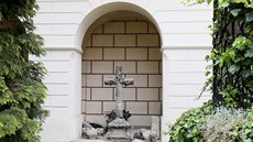 Pískovcový kříž s přírodními motivy stál původně nedaleko košťanského zámečku. Pískovcový kříž s přírodními motivy stál původně nedaleko košťanského zámečku.