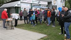 Lidé podepisují v areálu SK Baník Modlany petici proti výstavbě hal za vesnicí... Lidé podepisují v areálu SK Baník Modlany petici proti výstavbě hal za vesnicí...