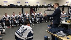 Ivo Mocek v kabině hokejistek Metropolitan Riveters. Ivo Mocek v kabině hokejistek Metropolitan Riveters.