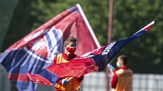 Vlajky pardubického fotbalového klubu se třepetají na počest restartu druhé... Vlajky pardubického fotbalového klubu se třepetají na počest restartu druhé...