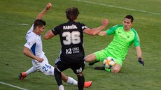 Michal Fukala a brankář Liberce Filip Nguyen hasí nebezpečí, na svou šanci číhá... Michal Fukala a brankář Liberce Filip Nguyen hasí nebezpečí, na svou šanci číhá...