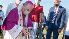 Pod základní kámen památníku, který bude připomínat návštěvu papeže Jana Pavla... Pod základní kámen památníku, který bude připomínat návštěvu papeže Jana Pavla...