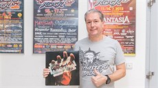 Ředitel metalového festivalu Masters of Rock ve Vizovicích Jiří Daron ukazuje... Ředitel metalového festivalu Masters of Rock ve Vizovicích Jiří Daron ukazuje...