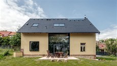 Průjezd s vraty nahrazuje prosklení v hliníkových rámech. Architekt na fasádě... Průjezd s vraty nahrazuje prosklení v hliníkových rámech. Architekt na fasádě...