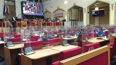 Pražské zastupitele chrání před virem plexisklo. Pražské zastupitele chrání před virem plexisklo.