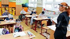Děti ze 4. B. olomoucké Základní školy Řezníčkova při výuce s ochrannými štíty,... Děti ze 4. B. olomoucké Základní školy Řezníčkova při výuce s ochrannými štíty,...