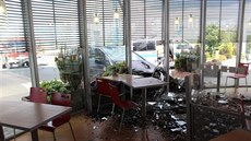 Řidič se při nájezdu k benzince u dálnice lekl a sešlápl plyn, vůz následně... Řidič se při nájezdu k benzince u dálnice lekl a sešlápl plyn, vůz následně...