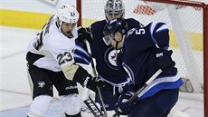 Ondej Pavelec hlídá branku Winnipegu, usadil se ped ním Steve Downie z...