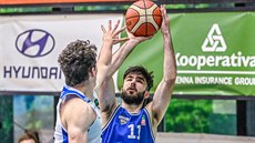 Michal Mareš (vpravo) z USK Praha střílí v souboji jeden na jednoho přes Tomáše... Michal Mareš (vpravo) z USK Praha střílí v souboji jeden na jednoho přes Tomáše...