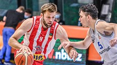 Kamil Švrdlík (vlevo) z Pardubic v souboji jeden na jednoho útočí do Marka... Kamil Švrdlík (vlevo) z Pardubic v souboji jeden na jednoho útočí do Marka...