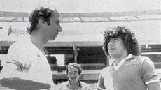 Carlos Bilardo (vlevo) a Diego Maradona na snímku z roku 1983 Carlos Bilardo (vlevo) a Diego Maradona na snímku z roku 1983