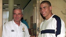 Luigi Simoni (vlevo) vítá v Interu Milán brazilského kanonýra Ronalda. Luigi Simoni (vlevo) vítá v Interu Milán brazilského kanonýra Ronalda.