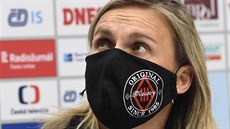 Barbora Špotáková v roušce s motivem své oblíbené hudební skupiny Tři setry Barbora Špotáková v roušce s motivem své oblíbené hudební skupiny Tři setry