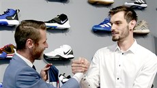 Trenér brněnských basketbalistů Lubomír Růžička (vlevo) vítá v klubu Viktora... Trenér brněnských basketbalistů Lubomír Růžička (vlevo) vítá v klubu Viktora...