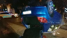K automobilu převrácenému na střechu vyjížděli v neděli večer pražští... K automobilu převrácenému na střechu vyjížděli v neděli večer pražští...