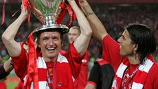 Vladimír micer slaví triumf Liverpoolu v Lize mistr v roce 2005, vpravo je...