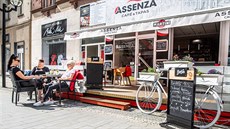 Po koronavirové pauze se zase otevřely zahrádky hradeckých restaurací (11. 5.... Po koronavirové pauze se zase otevřely zahrádky hradeckých restaurací (11. 5....