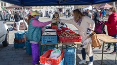 Letošní farmářské trhy v Plzni odstartovaly o měsíc později. Zájem o regionální... Letošní farmářské trhy v Plzni odstartovaly o měsíc později. Zájem o regionální...