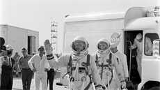 Posádka Gemini 8, v pozadí druhý typ transportní dodávky.