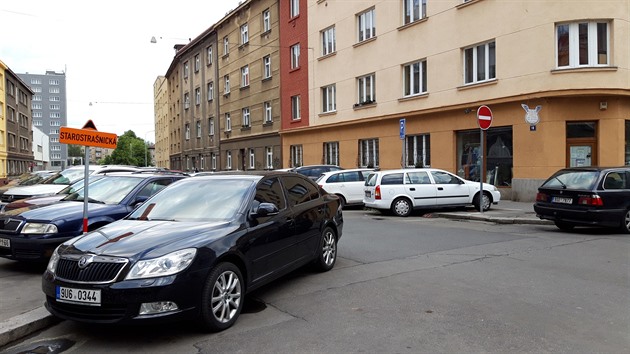 Asi chyba značení či snaha o nebezpečný žert. Značky si odporují. Pokud by se ulicí mohlo jet, musela by být jednosměrka přetržená. Kralická ulice, Praha 10 - Strašnice.