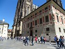 Pražský hrad dnes zpřístupnil návštěvníkům většinu svých objektů zdarma. Slunečné počasí přilákalo mnoho zájemců, viděli jsme velké polední střídání hradní stráže (s rouškami), katedrálu i sály pražského hradu a výstavy v Rožumberském a Lobkowiczově palác Pražský hrad dnes zpřístupnil návštěvníkům většinu svých objektů zdarma. Slunečné počasí přilákalo mnoho zájemců, viděli jsme velké polední střídání hradní stráže (s rouškami), katedrálu i sály pražského hradu a výstavy v Rožumberském a Lobkowiczově palác