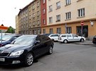 Asi chyba značení či snaha o nebezpečný žert. Značky si odporují. Pokud by se ulicí mohlo jet, musela by být jednosměrka přetržená. Kralická ulice, Praha 10 - Strašnice. Asi chyba značení či snaha o nebezpečný žert. Značky si odporují. Pokud by se ulicí mohlo jet, musela by být jednosměrka přetržená. Kralická ulice, Praha 10 - Strašnice.