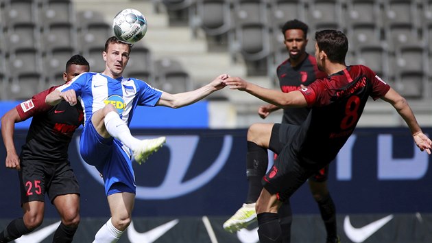 Český záložník Herthy Berlín Vladimír Darida bojuje proti přesile fotbalistů... Český záložník Herthy Berlín Vladimír Darida bojuje proti přesile fotbalistů...