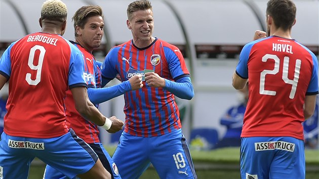 Plzeňští fotbalisté se radují z jedné z branek do sítě Mladé Boleslavi. Plzeňští fotbalisté se radují z jedné z branek do sítě Mladé Boleslavi.