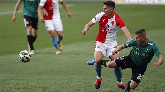 Jablonecký Libor Holík padá po souboji se slávistou Lukášem Masopustem. Jablonecký Libor Holík padá po souboji se slávistou Lukášem Masopustem.