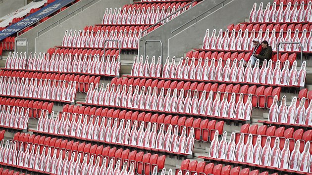 Jižní tribunu stadionu v Edenu zaplnily figuríny s tvářemi fanoušků Slavie. Jižní tribunu stadionu v Edenu zaplnily figuríny s tvářemi fanoušků Slavie.