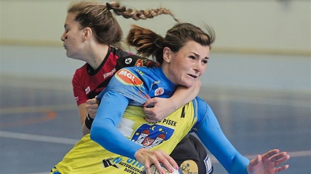 Hana Kvášová v dresu Písku (vpředu) Hana Kvášová v dresu Písku (vpředu)