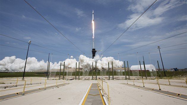 Start rakety Falcon 9 s pilotovanou lodí Crew Dragon Start rakety Falcon 9 s pilotovanou lodí Crew Dragon